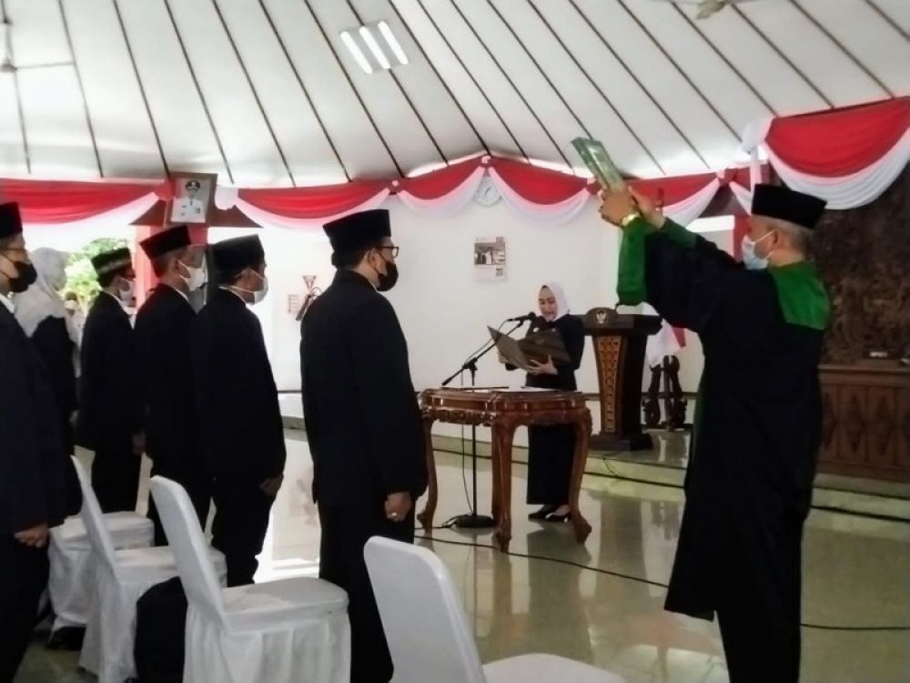 Bupati Bojonegoro, Anna Mu'awanah saat melantik dan mengambil sumpah pejabat di pendopo Malowopati. (Ist) 