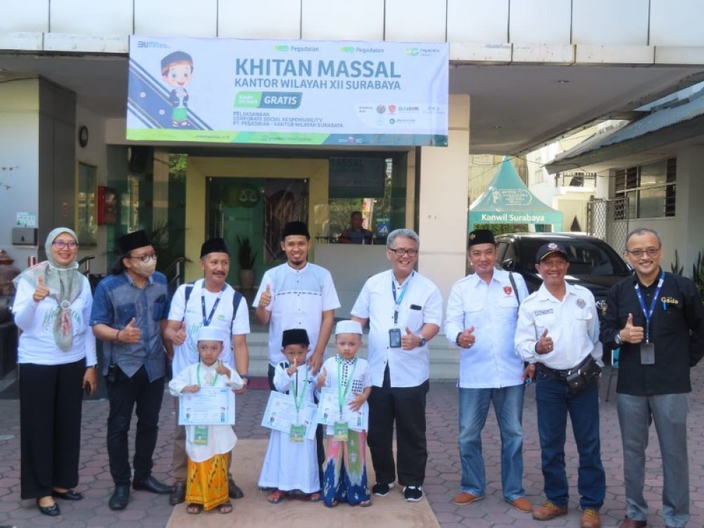 Asror Maskuri, Deputi Bisnis Area Surabaya 1 PT Pegadaian foto bersama dengan peserta anak yang di khitan. (Ist) 