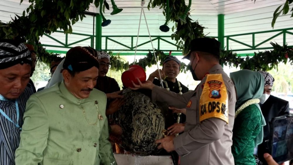 Kapolres Blitar Hadiri Upacara Adat Siraman Pusaka Gong Kyai Pradah