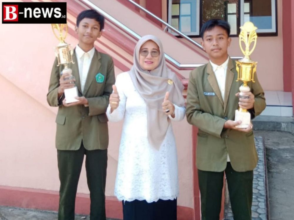 Kepala Sekolah MTsN 8 Genteng Banyuwangi, Sri Endah Zulaikhatul Kharimah bersama anak didiknya peraih juara lomba OSN. (Ist) 