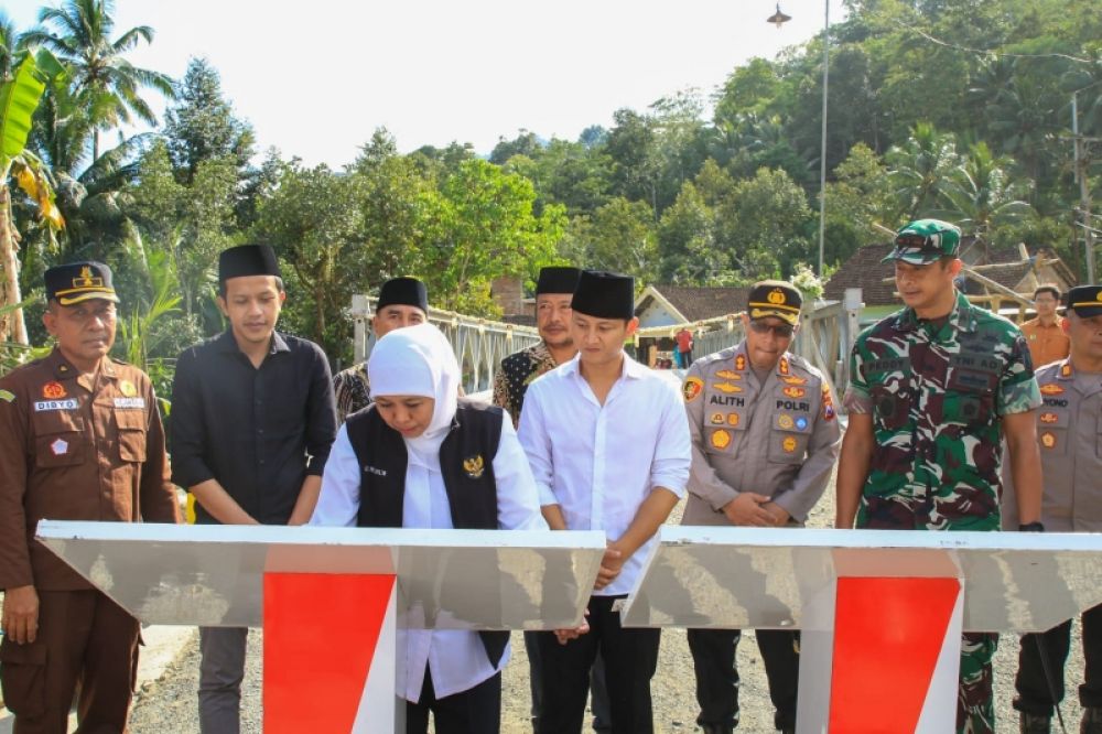 Gubernur Khofifah didampingi Forkopimda Trenggalek saat tandatangani prasasti dua jembatan di Trenggalek. 