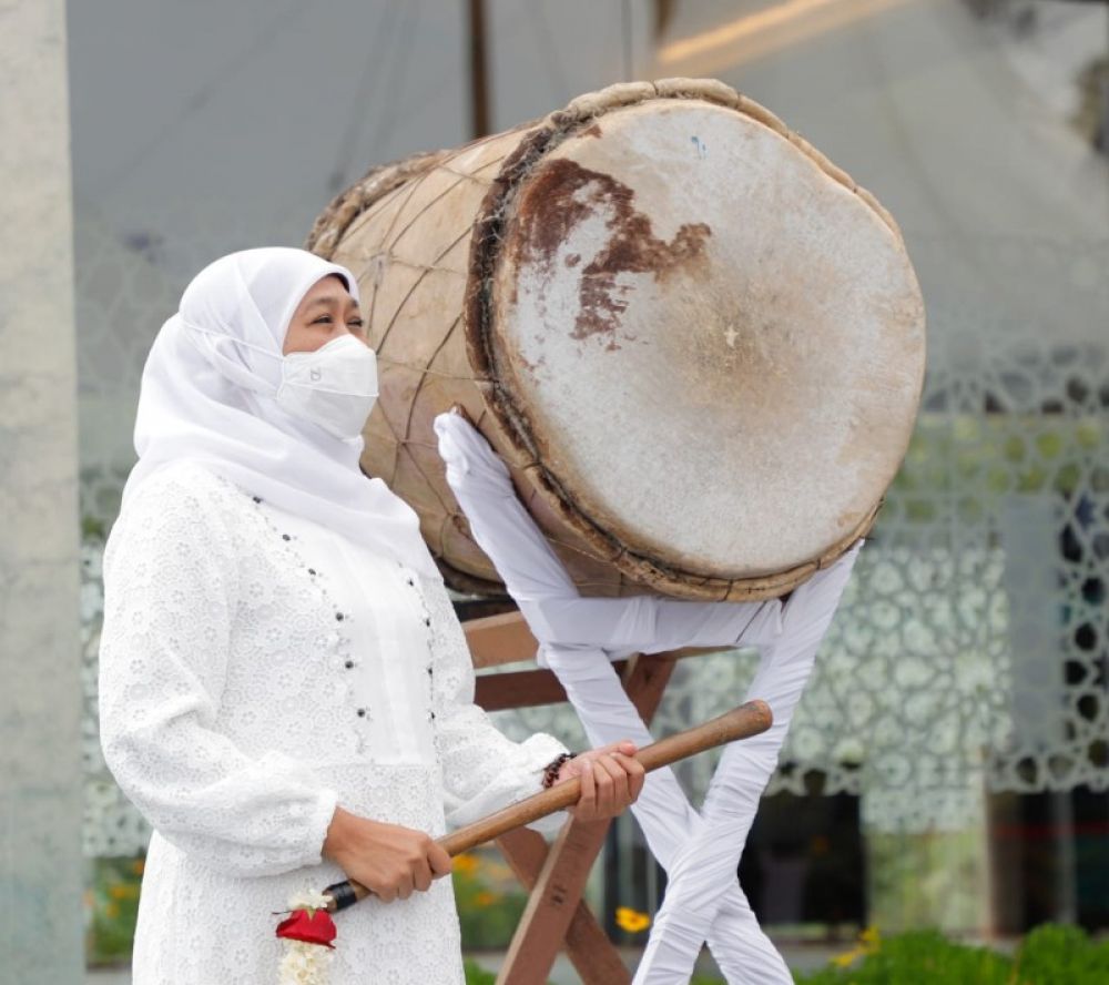Gubernur Khofifah meresmikan masjid BSI di Bromo di tandai dengan menabuh bedug. (Ist) 