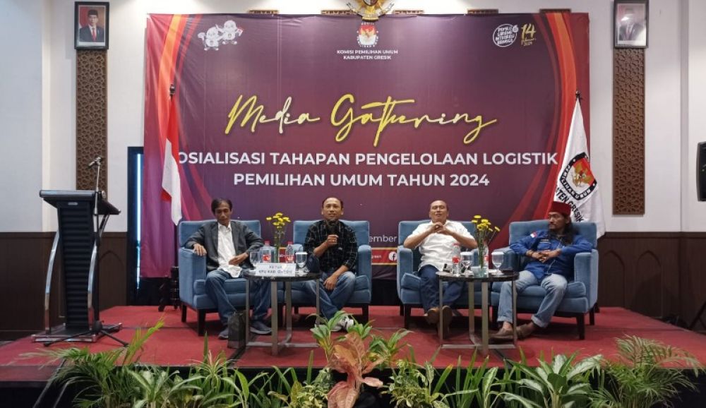 Ketua KPU Gresik, Roni menyampaikan paparannya kepada pengurus dan anggota PWI dan KWG. (Ist) 