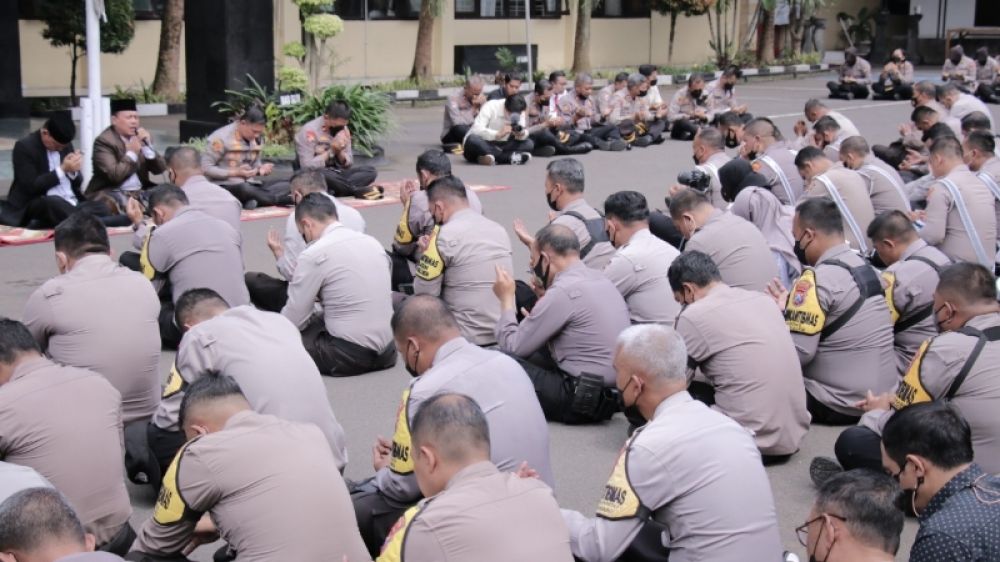 Anggota Polresta Malang Kota saat gelar doa bersama 40 Hari korban tragedi Kanjuruhan. (Ist) 