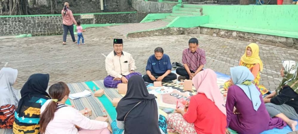 Ketua takmir masjid Agung, YDSF, berunding dengan pedagang di kawasan masjid. (ali) 