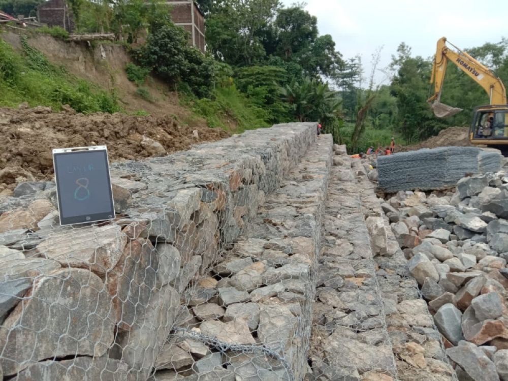 Pemkab Bojonegoro terus membangun pelindung tebing untuk mencegah longsor dan banjir bandang. (Ist) 