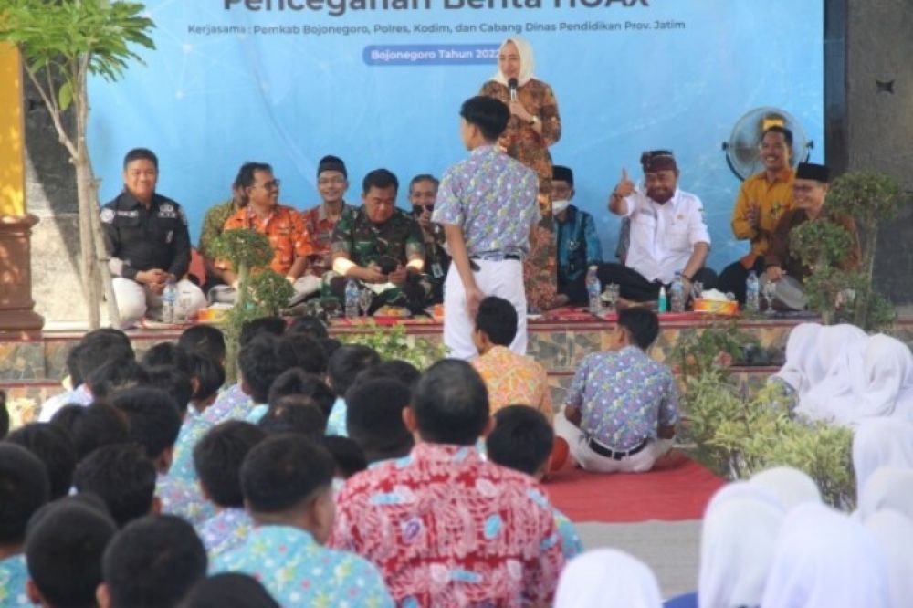 Bupati Bojonegoro Anna Mu'awanah saat dialog interaktif dengan para siswa-siswi di SMAN 1 Balen. Dialog interaktif seputar cerdas bermedia sosial, (ist) 
