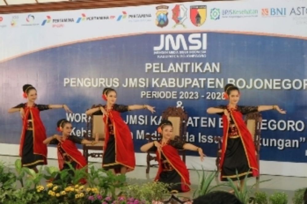 Tari kreasi Geni Kahuripan yang ditampilkan sejumlah mahasiswi Universitas Bojonegoro (Unigoro) jadi pembuka acara pelantikan JMSI Bojonegoro. (Ist) 
