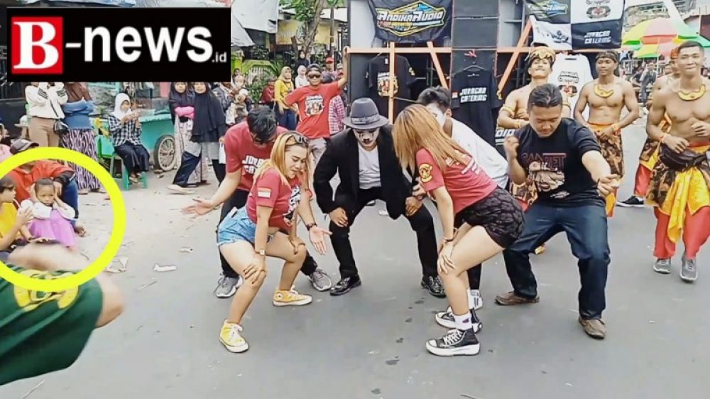 Tarian erotis dengan pakaian minim dipertontonkan oleh barisan Carnaval yang disponsori oleh "Adinda Cathering" dihadapan anak-anak dibawah umur, Minggu (3/9/2023). (Irw) 