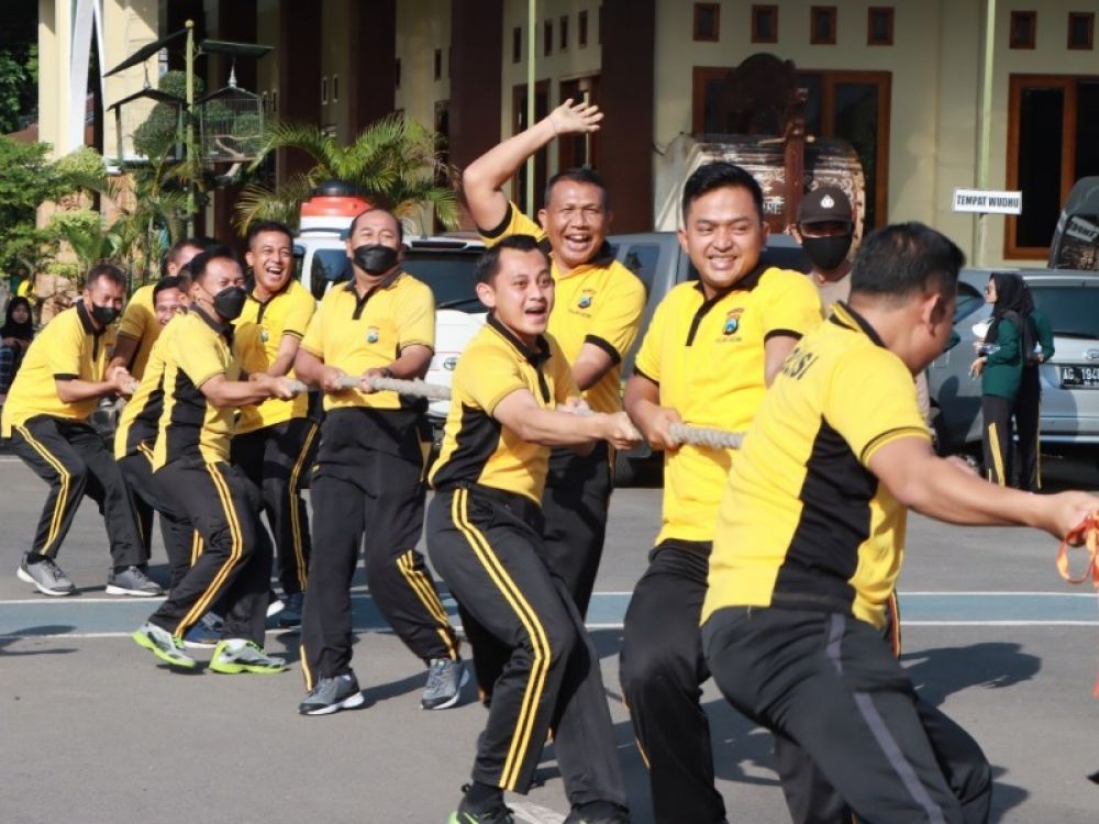 Polres Kediri Lomba Tarik Tambang memperingati HUT ke 76 Bhayangkara. (Ist) 