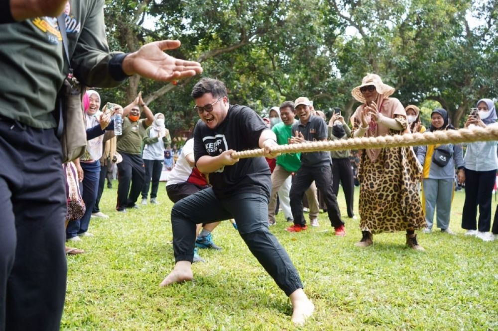 Bupati Kediri Mas Dhito sempat kewalahan adu kuat tarik tambang melawan kepala dinas. 