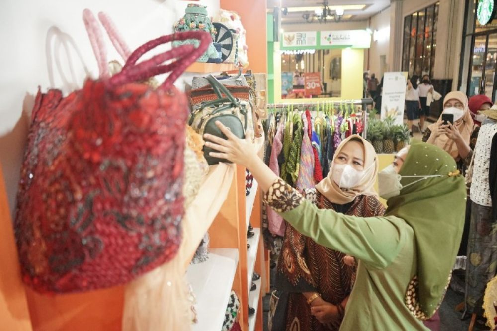 Ketua Dekranasda, Sidoarjo Ning Sasha memilih tas produk UMKM di Pameran Nasional Kriya Indonesis di Yogjakarta. (Ist) 