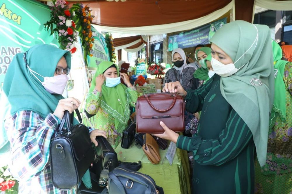 Gubernur Khofifah meninjau produk UMKM Muslinat NU di gedung Rohmatul Ummah usai pelantikan PC Muslinat NU Sidoarjo. (Ist) 