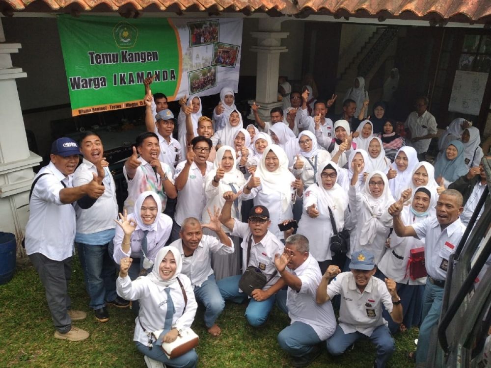 Foto bersama menjadi moment penting dalam acara reuni Temu Kangen alumni IKAMANDA di Villa Bentoel, Tretes Pasuruan. (Ist) 
