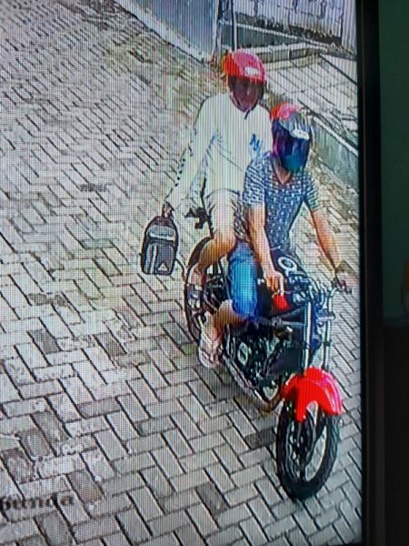 Terduga pelempar bom terekam CCTV sebelum melempar bom ke rumah Abd Aziz, Petugas Lapas Malang. Beruntung tidak ada korban jiwa. (Ist) 