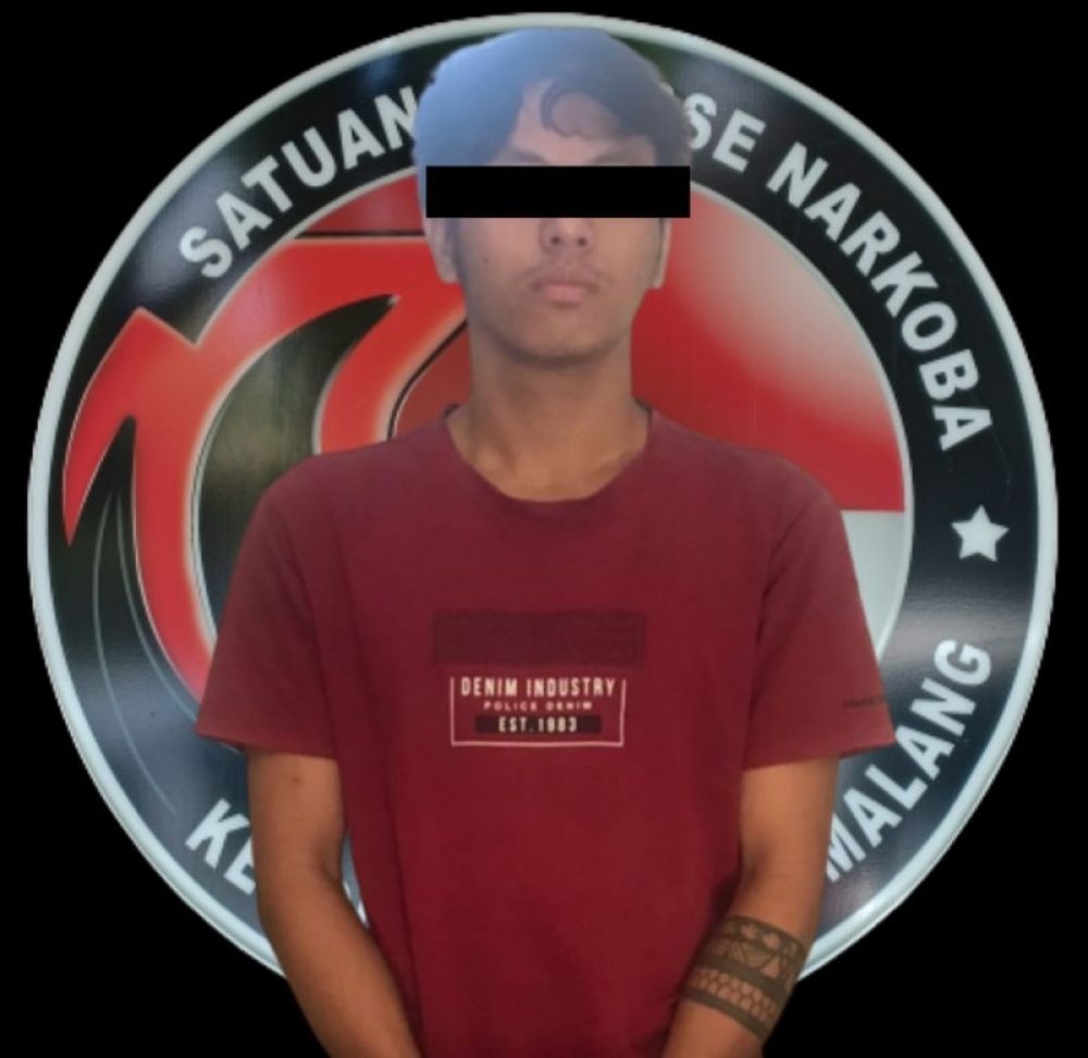 Terduga pengedar narkoba saat diamankan petugas kepolisian. (Ist) 