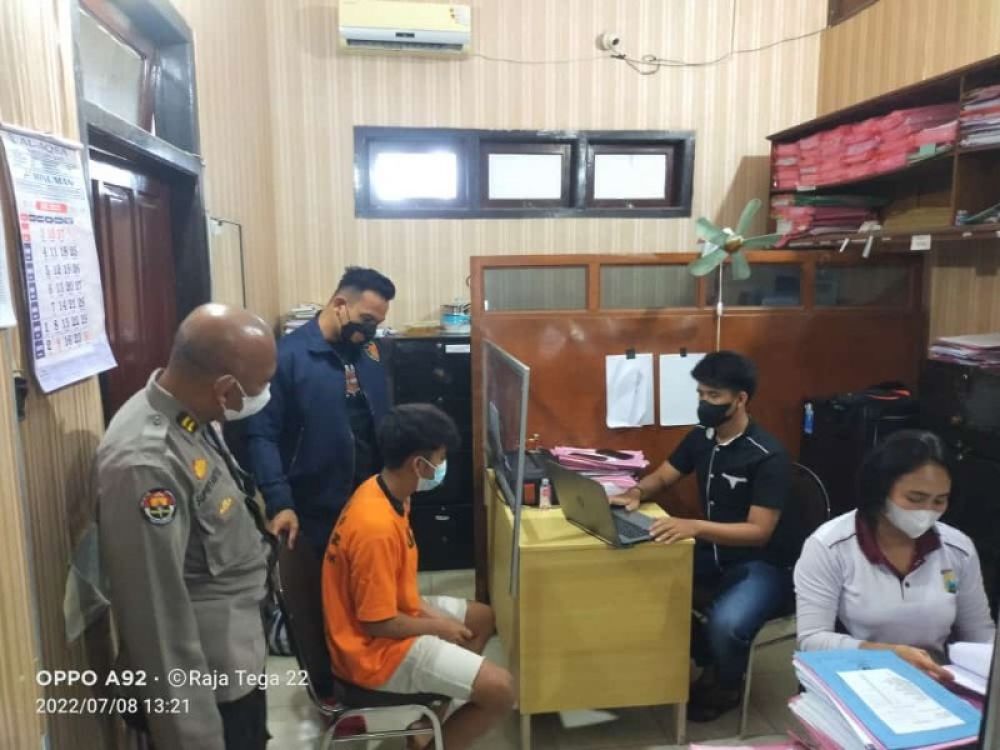 Terduga pelaku pembacokan saat diinterogasi petugas Polres Nganjuk. ( ist) 