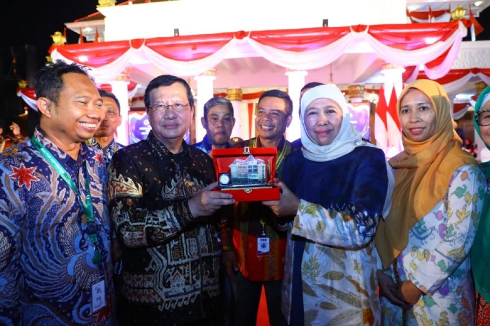 Gubernur Jawa Timur Khofifah Indar Parawansa harapkan Forum Rektor Indonesia (FRI) melahirkan rekomendasi strategis menghadapi tiga ancaman krisis dunia, pangan, energi, dan ekonomi baik tingkat lokal, regional hingga nasional dan global. (Ist) 