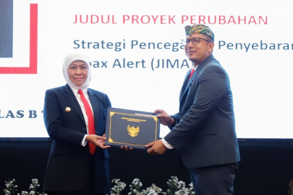 Gubernur Khofifah menyerahkan piagam penghargaan kepada salah satu peserta terbaik PKN II Angkatan XXIV (ist) 