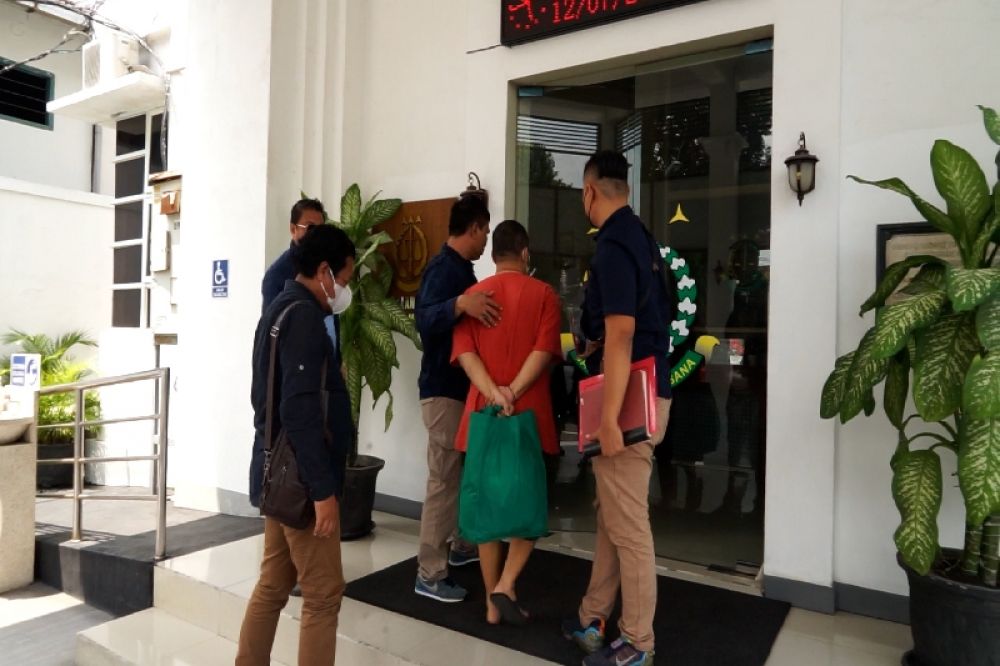 Penyidik dari Kanwil DJP Jatim II menyerahkan tersangka RW, bos PT SPA, pengemplang pajak ke Kantor Kejaksaan Negeri Mojokerto. (Ist) 