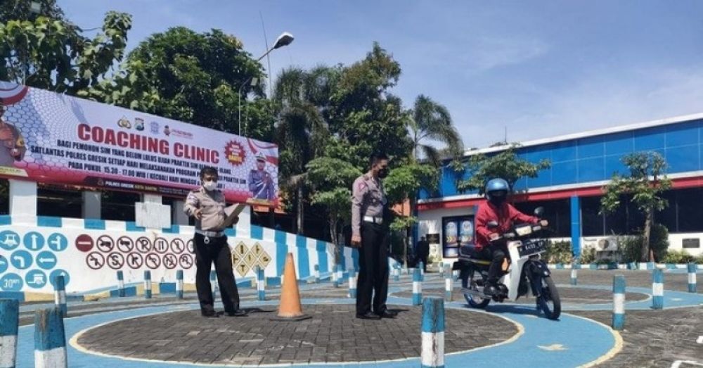 Petugas Sat Lantas Polres Gresik saat memandu tes drive bagi pemohon SIM C melalui choacing clinic (latihan mengemudi). (Ist) 