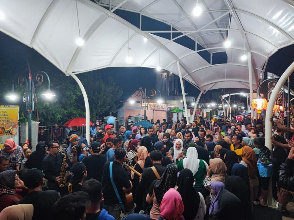 Kawasan Thamrin Park menjadi ikon baru Bojonegoro dan banyak masyarakat Bojonegoro menghabiskan waktu di tempat ini hanya sekadar kongkow- kongkow sambil menikmati kuliner terutama pada weekend. (Ist) 