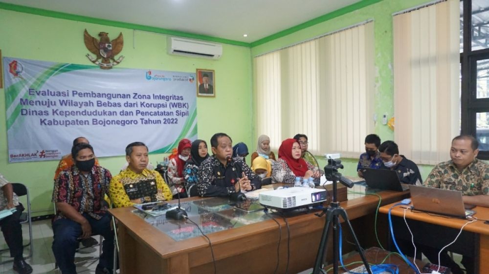 Ketiga Organisasi Perangkat Daerah (OPD) Pemkab Bojonegoro, Dinas Dukcapil, Bapenda dan DPMPTST saat mengikuti sesi wawancara secara bergantian oleh tim evaluator KemenPAN RB guna mencapai predikat Zona Integritas (ZI) WBK. (Ist) 