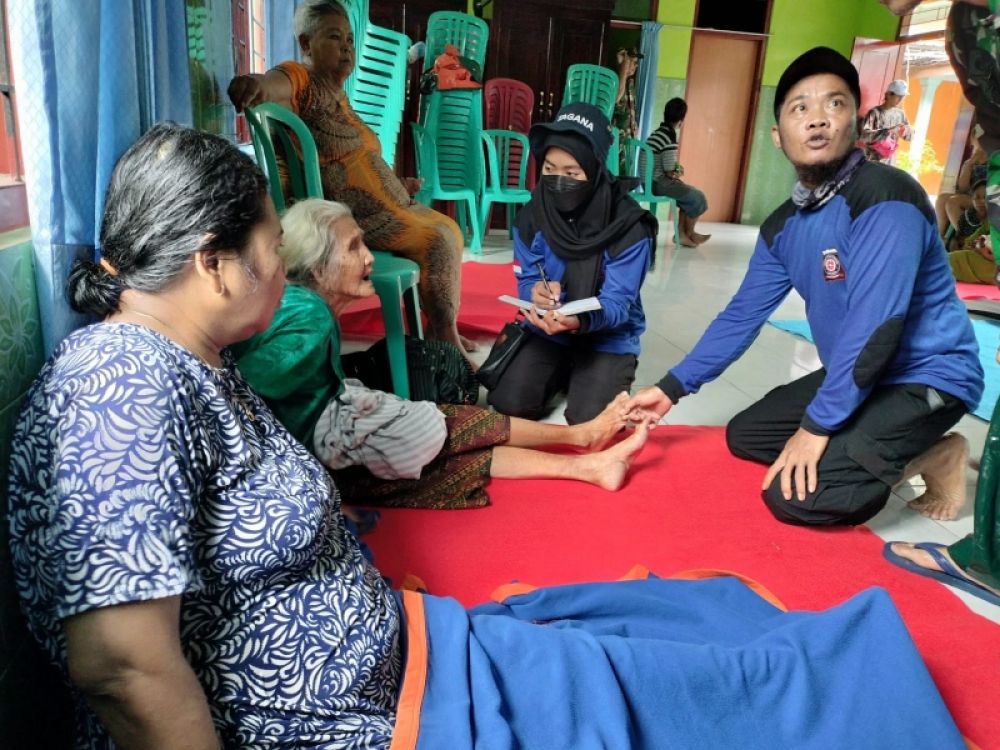 Tim SAR dan BPBD berhasil mengevakuasi warga lansia yang terdampak banjir bandang di Desa Ngeni, Blitar Selatan.(ist) 