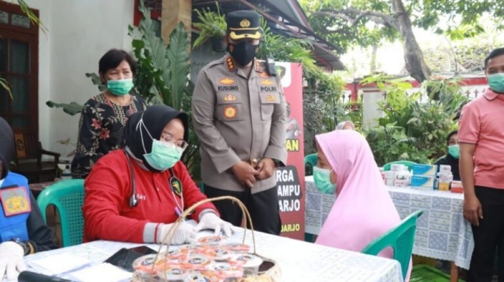 Polresta Sidoarjo saat meninjau pengobatan gratis bagi warga kurang mampu di Bungurasih. (Ist) 