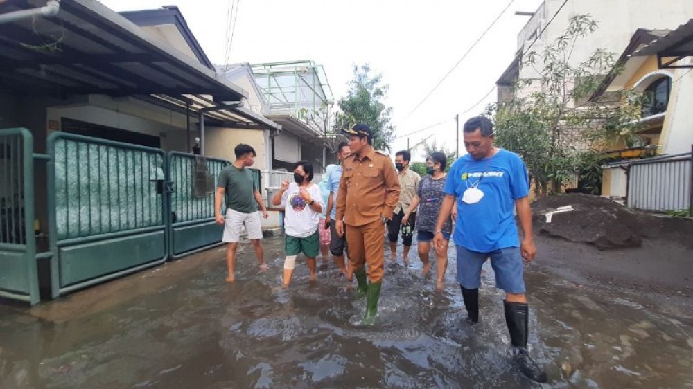 Wabup Subandi gerak cepat meninjau lokasi titik banjir di kawasan Tropodo, Waru. Foto Bawah: Banjir menggenangi rumah warga. (Ist) 
