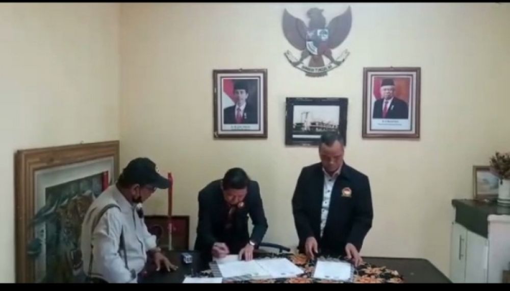 Ketua Umum PJI Pusat Hartanto Boechori menandatangani Nota Kesepahaman dengan Ketua Komnasdik Jatim Kunjung Wahyudi (ist)