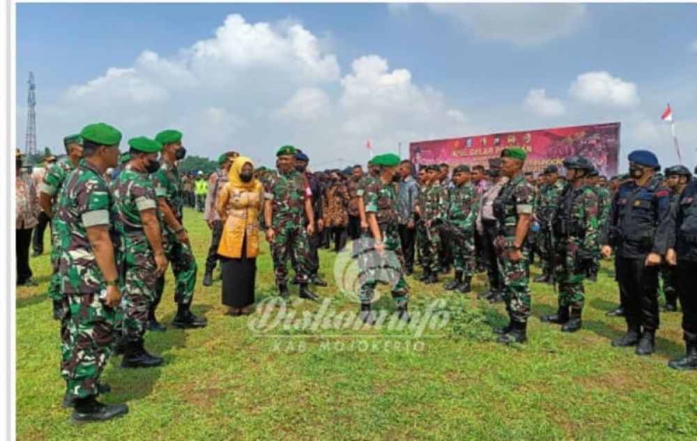 Bupati Mojokerto Ikfina Fahmawati bersama Komandan Korem 082/CPYJ Kolonel Inf Unang Sudargo dan Dandim 0815/Mojokerto Letkol Inf Moehamad Iqbal Prihanta Yudha inspeksi pasukan dalam Apel Gelar Pasukan Pengamanan R-1 (ist)
