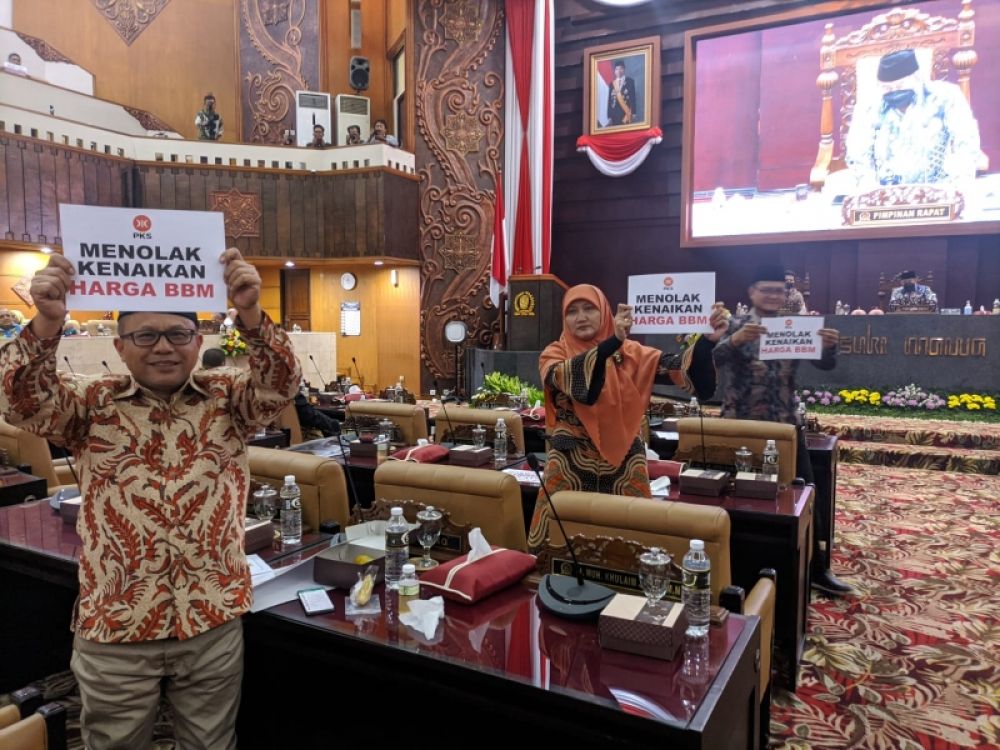 Anggota DPRD provinsi Jatim, Lilik Hendarwati melakukan interupsi saat pelaksanaan kegiatan rapat paripurna. Ketiga anggota fraksi PKS PBB dan Hanura secara tegas, menolak kenaikan harga BBM.(ist) 
