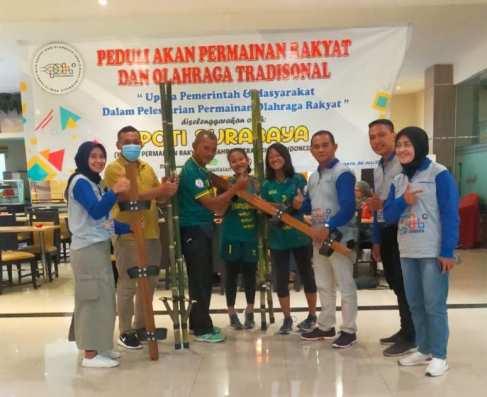 Humas PT Pegadaian Kanwil XII Surabaya Mahasri bersama R Ikwan Pribadi, ketua KPOTI Surabaya. (Ist) 