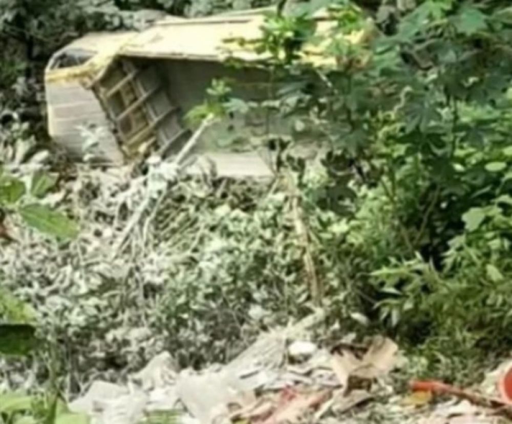 Truk Engkel bermuatan semen masuk jurang diseruduk Dump Truk dari belakang, yang remnya blong di rengkek-rengkek Munjungan, Kabupaten Trenggalek, Jawa Timur (ist)