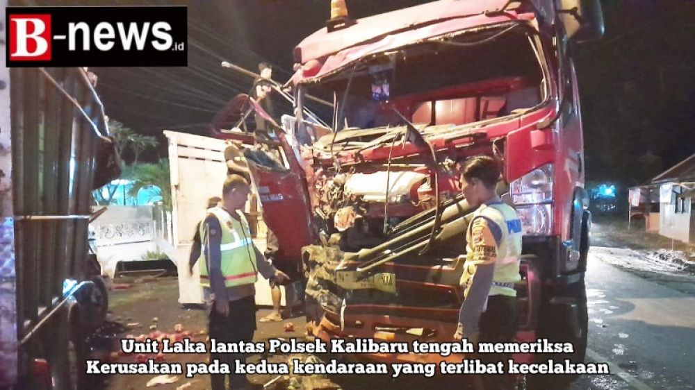 Unit Laka lantas Polsek Kalibaru tengah melakukan pemeriksaan kepada kedua kendaraan yang terlibat kecelakaan di Jalan raya Jember-Banyuwangi, Jumat dini hari (12/5/2023).(irw) 