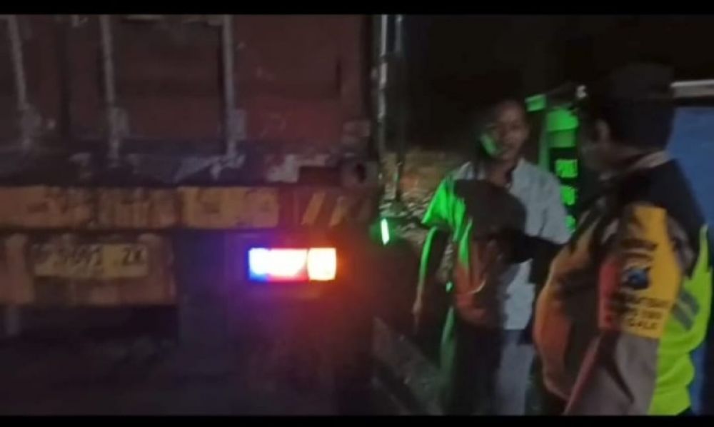 Truk pengangkut garam timbulkan tetesan cairan menyebabkan jalan licin. (Ist) 