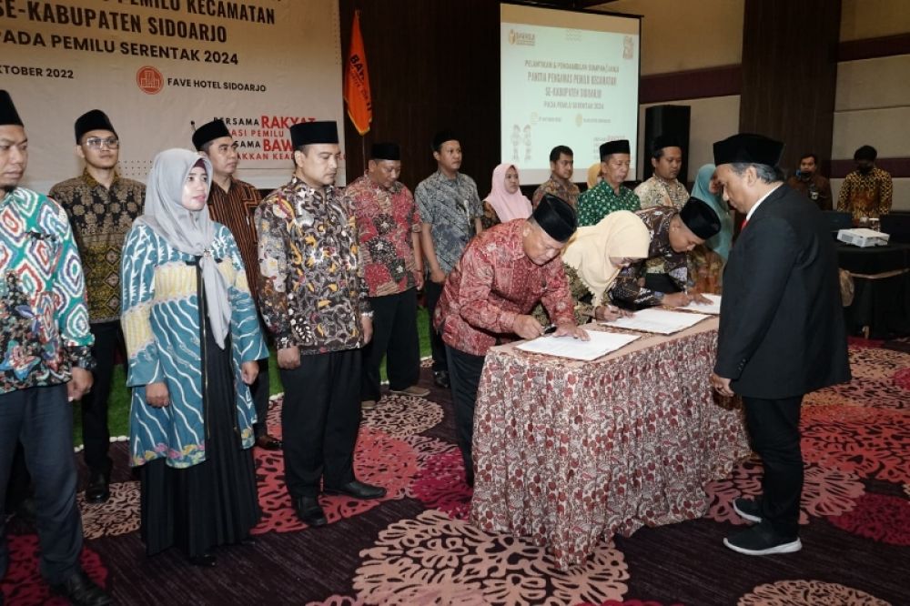 Panwascam yang sudah dilantik menandatangani MoU dihadapan Ketua Panwaslu. (Ist) 