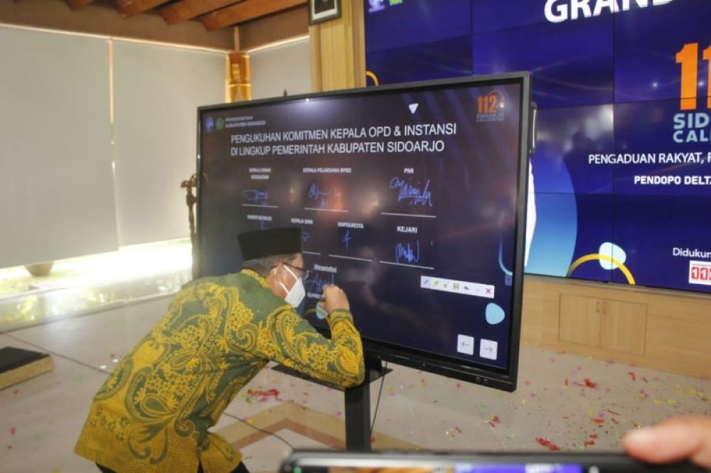 Bupati Gus Muhdlor tandatangani komitmen bersama antar OPD dalam menyukseskan peluncuran dan pelayanan call center 112. (Ist) 