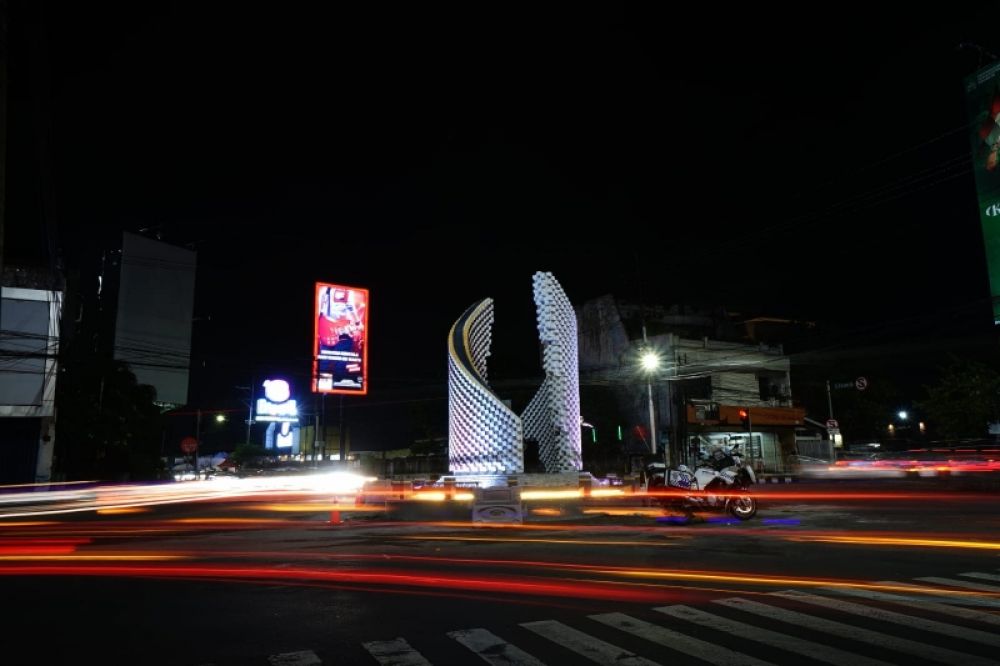 Perempatan Babalayar kini semakin cantik setelah dibangunnya Tugu Hikayat Sang Delta dan menjadi ikon Sidoarjo. (Ist) 