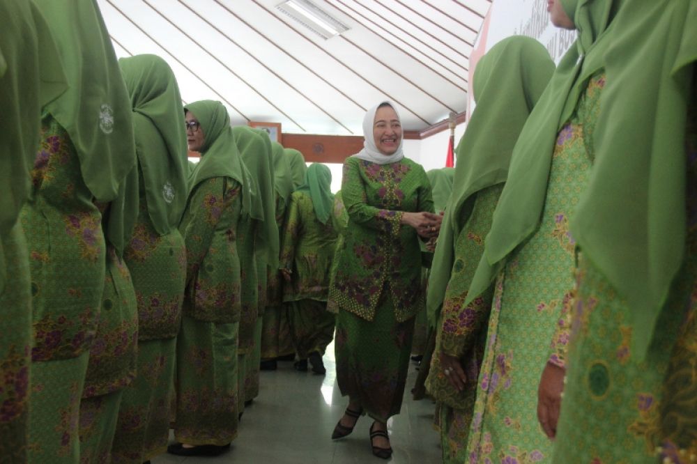 Bupati Bojonegoro Anna Mu'awanah berikan ucapan selamat kepada Pengurus PC Muslimat NU Bojonegoro yang dilantik periode 2022-2027 di Pendopo Malowopati Bojonegoro. (Ist) 