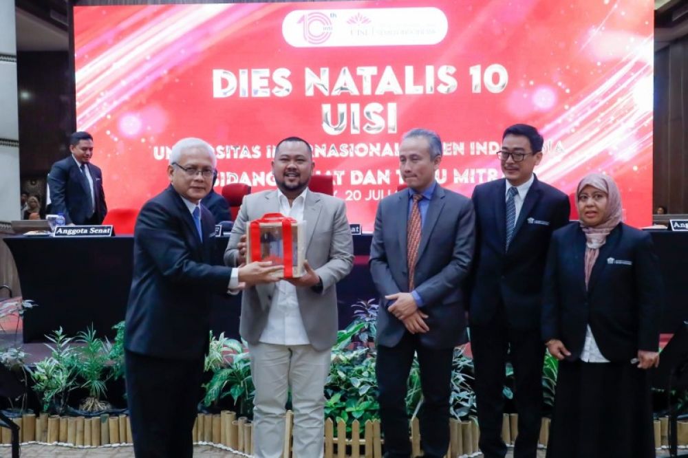 Rektor UISI Prof Herman Sasongko, serahkan cinderamata kepada Bupati Gresik Gus Yani. (Ist) 