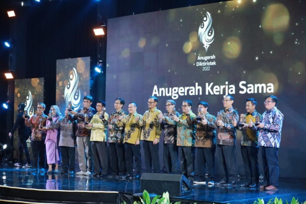 Unair berhasil memboyong 10 predikat penghargaan dalam ajang Anugerah Diktiristek 2022. (Ist) 