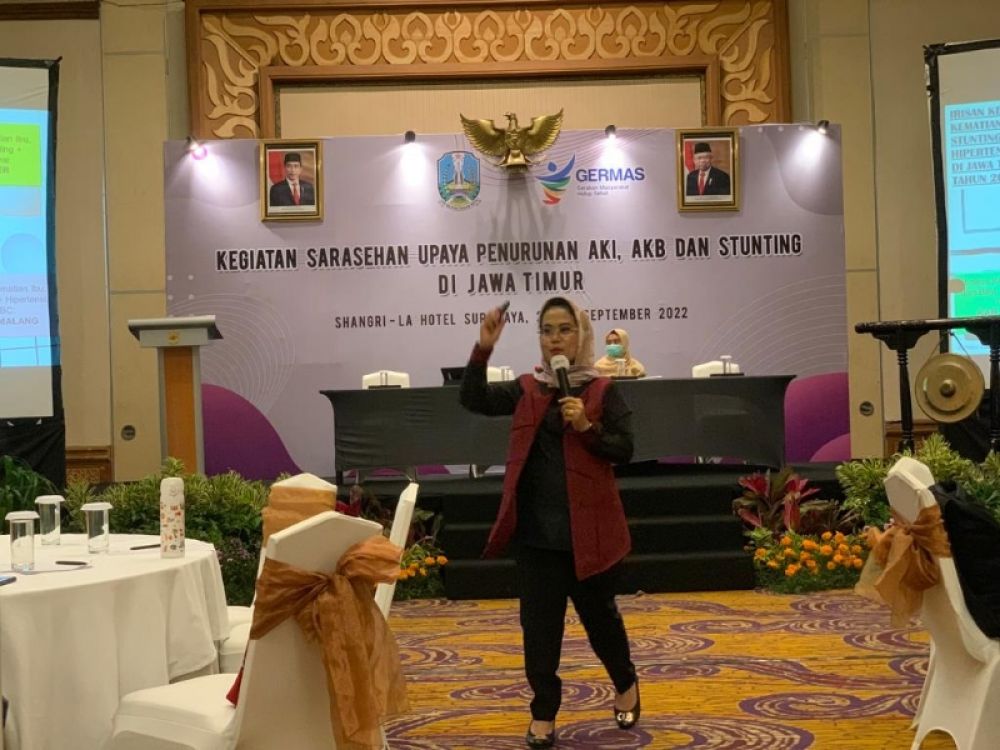 Dr Sri Untari Bisowarno, MAP, Ketua Fraksi PDIP DPRD Jatim saat menjadi pembicara Sarasehan Dinas Kesehatan Provinsi Jatim. (Ist) 