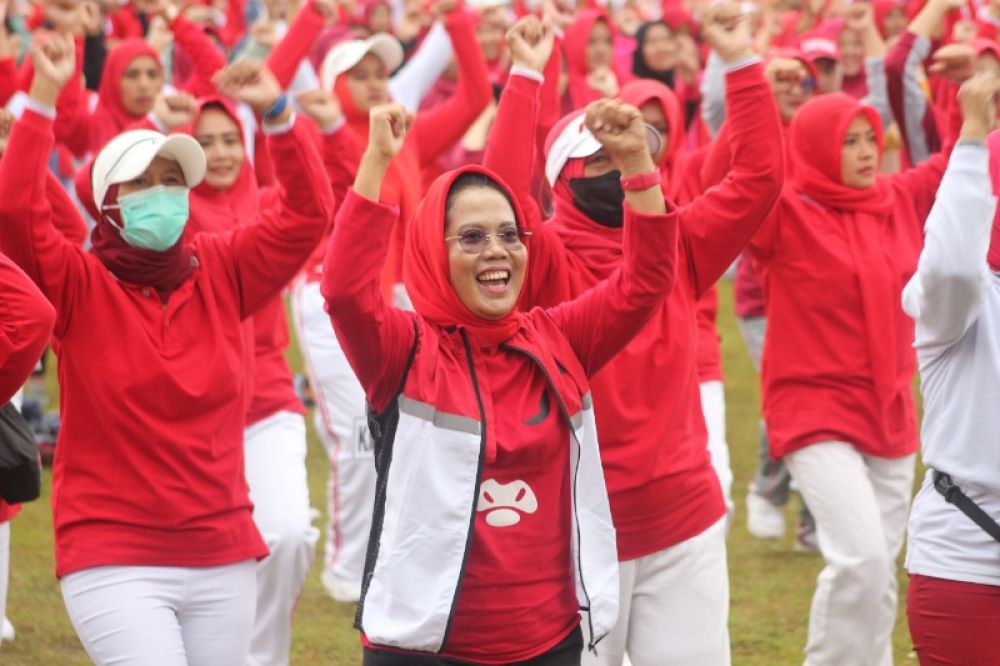 Ketua Fraksi PDI P Prov Jatim Sri Untari Bisowarno saat mengikuti kegiatan senam Sicita di Poncokusumo Malang. (Ist) 