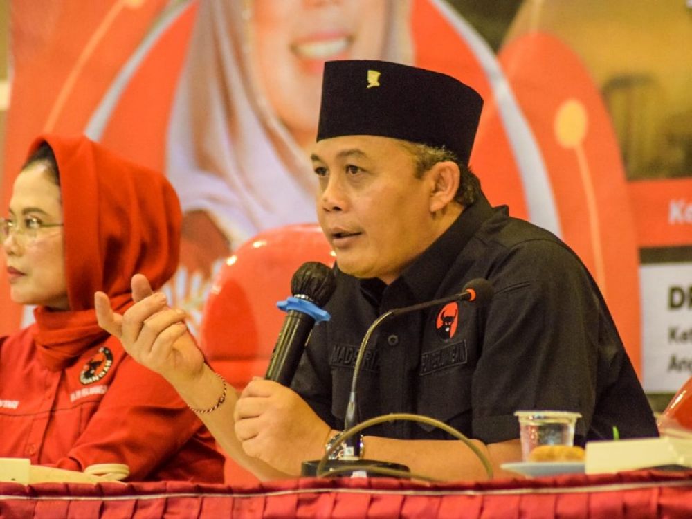 Ketua Fraksi PDI P DPRD Jatim, Sri Untari bersama Ketua DPRD Kota Malang I Made Riandiana Kartika saat sosialisasi Wawasan Kebangsaan dengan tema Peran Sumberdaya Manusia dalam Mengisi Kemerdekaan di Koperasi SBW Malang. (Ist) 