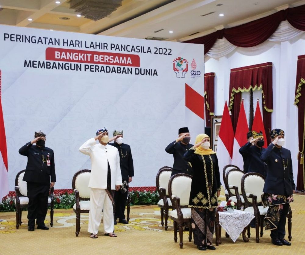 Gubernur Khofifah bersama Wagub Emil Dardak beserta beberapa OPD mengikuti Upacara Peringatan Hari Lahir Pancasila secara virtual di Grahadi Surabaya. (Ist) 