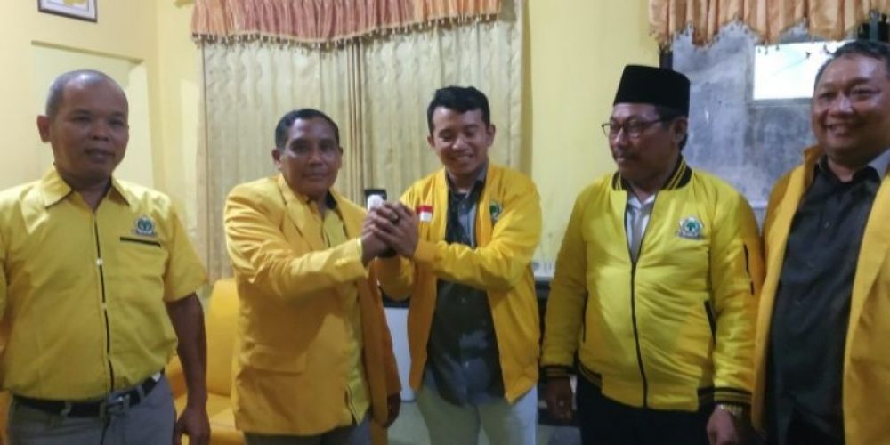 Usai memakai jaket kuning dua mantan petinggi partai Gerinda bergoto bersama. Foto Bawah: Adam Rusdy kenakan jaket kepada M Rifai. (Ist) 
