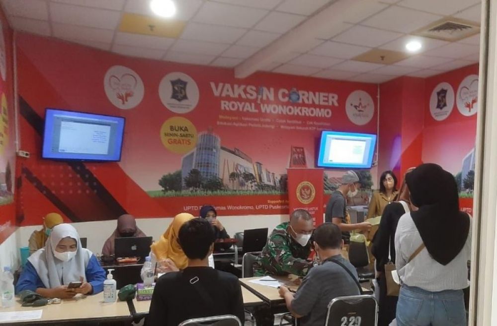Petugas Puskesma saat melayani warga Surabaya Selatan yang sedang antri vaksin di Royal Plaza Surabaya. (Ist) 