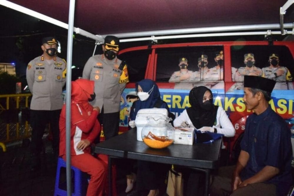 Kapolresta Sidoarjo meninjau peserta vaksin di jalan Tol. (Ist) 